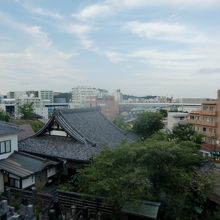 山門と本堂とシーサイドラインと空