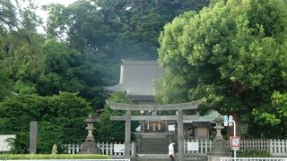 横浜市金沢区の瀬戸神社の社殿の背後は急峻な丘陵に