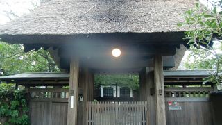 特徴的な階段上の山門と最上部からの眺めが良好