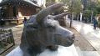 立派な角を構えた牛の銅像