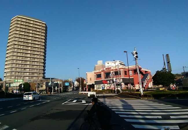 環八の角地にあって、たいへん目立つ立地