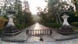 石を敷き詰めたとても長い道路