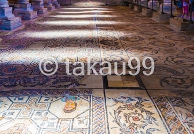 サンタ・マリア・アッスンタ聖堂は大きくて立派な歴史的建造物ですが、特筆すべきは建物内部の床のモザイク。超絶見事です。