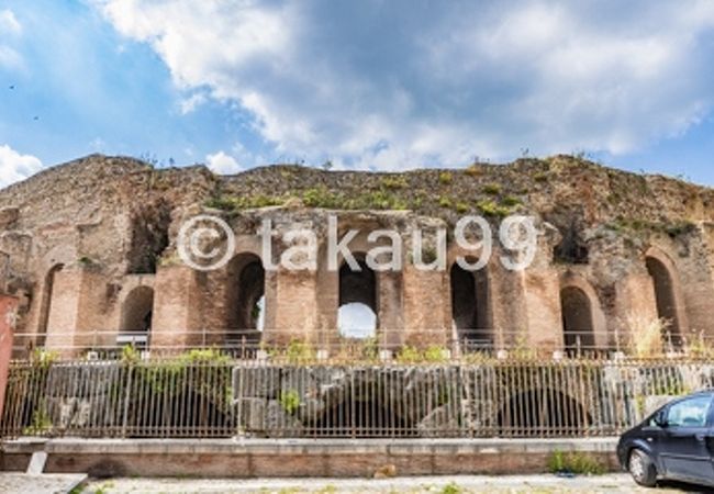宅地とかがあってロマーノ劇場の周りを一周することはできません。