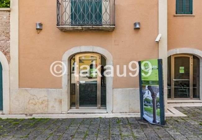 世界遺産「イタリアのロンゴバルド族:権勢の足跡 (568-774年)」の構成資産であるサンタ・ソフィア教会の隣です。