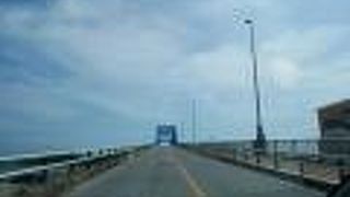 石垣港の裏側ブルーのサザンゲートブリッジは歩きがいい