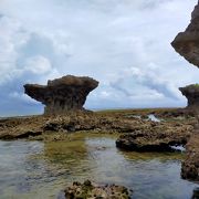 キノコのような奇岩は、祈りの島と言われる奥武島の代表的な拝所