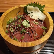 桶に入ったマグロの漬け丼。