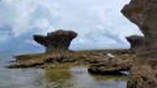 キノコのような奇岩は、祈りの島と言われる奥武島の代表的な拝所