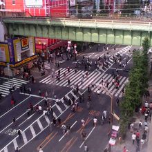 中央通り沿いのビルの上層階から人の波を眺めるのも楽しいです