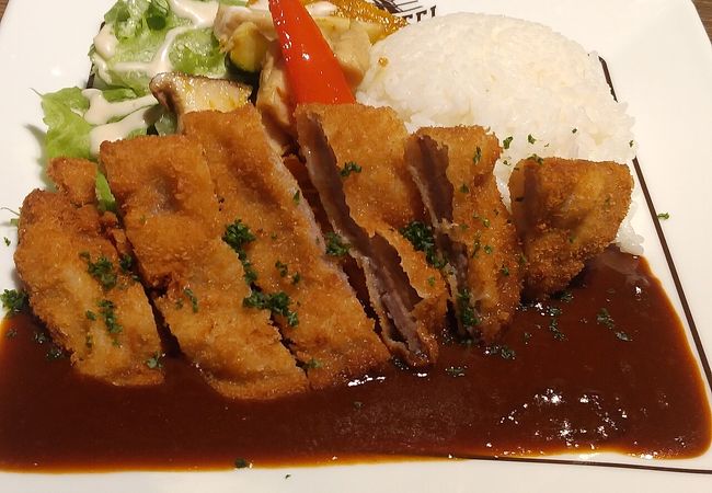 雰囲気ある店内でビールと料理がいただける