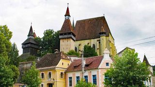 山に囲まれた村にある世界遺産の要塞教会