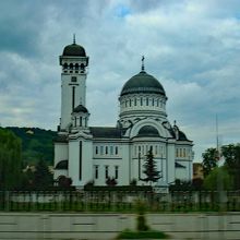 川沿いに建っている白亜のシギショアラ正教会