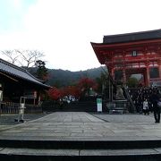 左側の新善光寺と、清水寺の入り口が現れてきて、たいへん感激