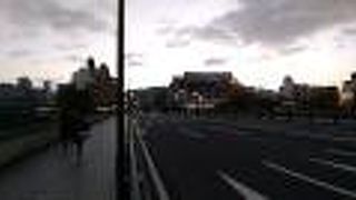 一日の終わりに来て、飲食店を利用するといいです。