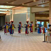 ロビーでの踊り