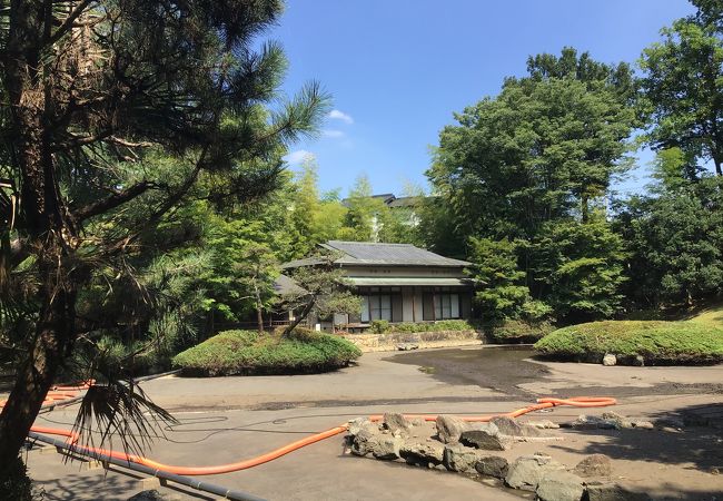 水の無い池と家があったが誰もいない寂しい公園でした。