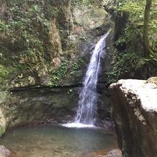 美しくバランスが取れた滝