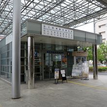 松江駅北口目の前、雨にも濡れません