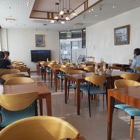 朝食会場。別の日にはお客さんでいっぱいに。