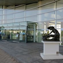 ガラスを多用した美術館で…