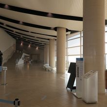 ロビーに入ると宍道湖側も全面ガラス張りで、景色も楽しめます