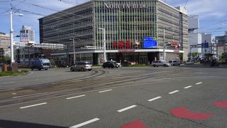 全方向へ行ける路面電車。はりまや橋交差点