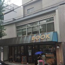テラス席もある書店カフェ