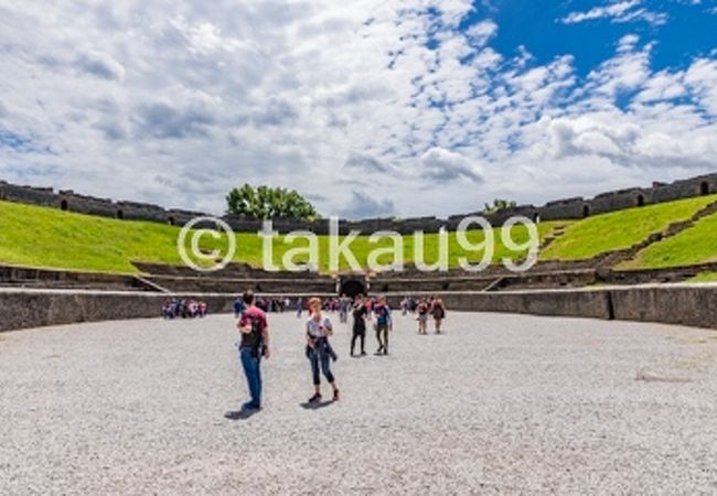 東側のエントランスから入って進んでいくと最初に目にする立派な建築物です。