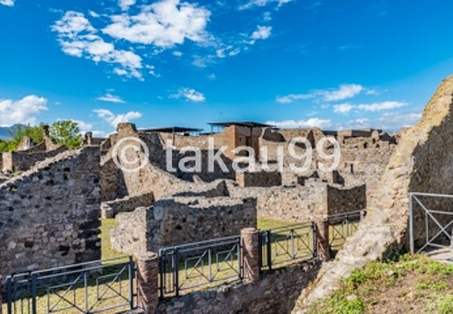 遺跡の西側にある古代ローマの建造物です。