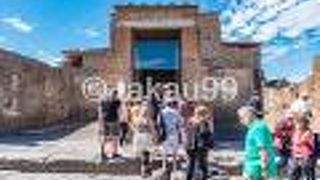 小さいですが、結構観光客が集まっていました。