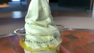 思いのほかさっぱり仕上がってる小豆島産オリーブオイルをかけたソフトクリーム