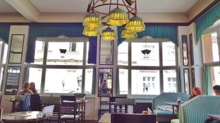 キュビズム様式の美しいカフェ