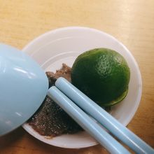 エビのペーストらしきものとライムを入れると味にぐっと深みが。