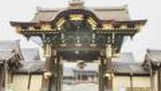 西本願寺境内に向かって太鼓楼と御影同門の間の門