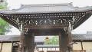 阿弥陀堂門の左手の門