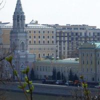 クレムリンから見たホテル．ロシア正教寺院の鐘塔の右奥がホテル