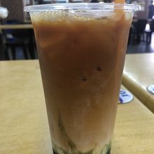 ドリンクはこの謎の三色のティー。