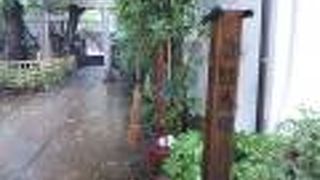 新宿御苑のすぐ東側にあります