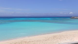 ミルキーブルーの綺麗な海です。