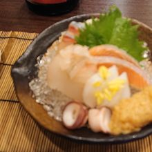 次は、お造り。本わさび、梅と大根おろし、塩　の薬味付き。