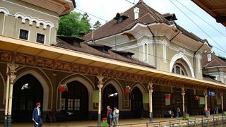 山中の駅としては立派な駅舎があるシナイア駅