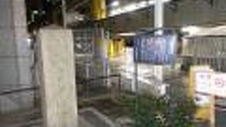 親柱と案内板があります