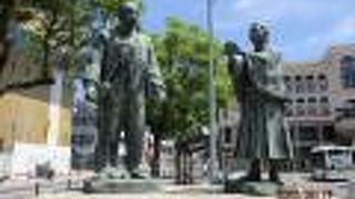 長浜駅前にある目立つ像です