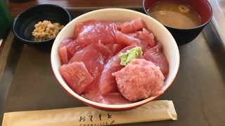 ボリューム満点のマグロ丼