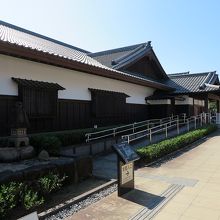 玄関に向かいます