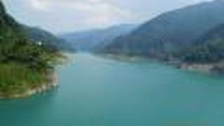 綺麗なエメラルドグリーンのダム湖！