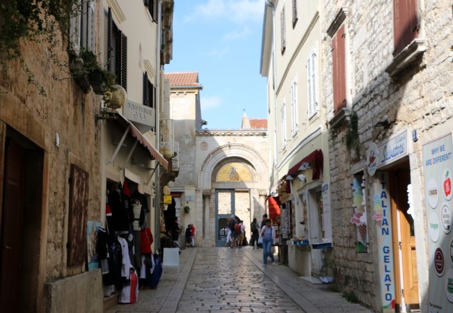 エウフラシウス聖堂の門から延びる道