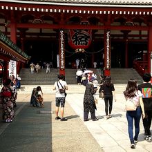 大きなお寺ですが賽銭箱は小さめです