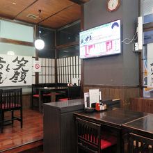 少し民芸調の入った、おじさんには居心地の良い店内